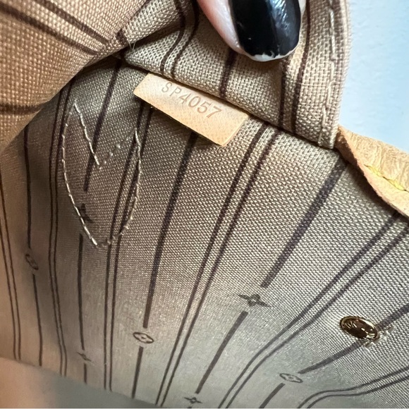 Authentic Louis Vuitton Monogram Neverfull MM bag❤️ - Picture 13 of 16
